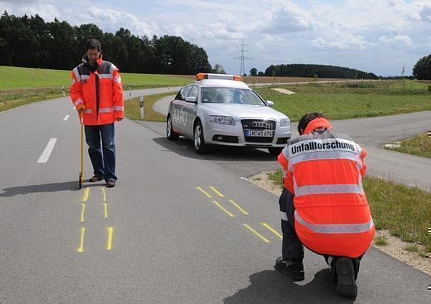 Ein Team der Audi Accident Resaerch Unit beim Einsatz an einer Unfallstelle. Foto: Auto-Reporter/Audi